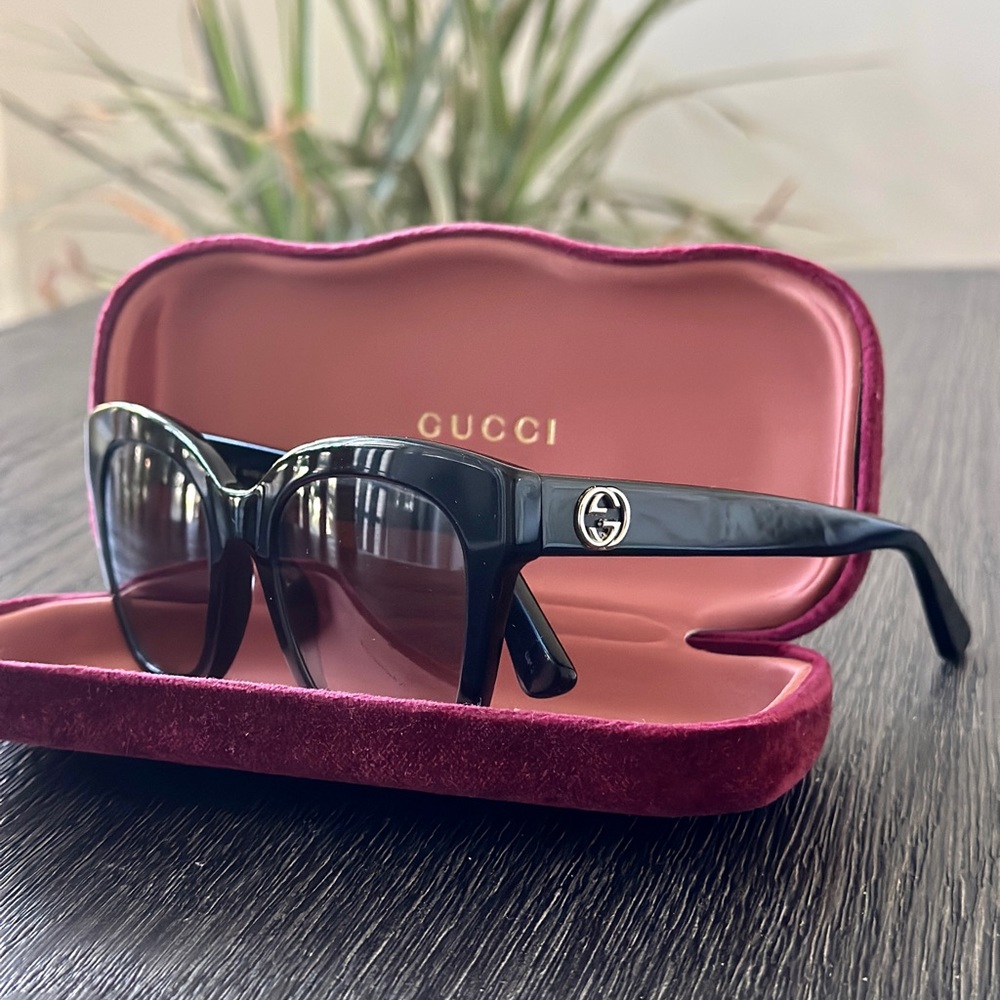 Gucci sunglasses - classic eye cat style